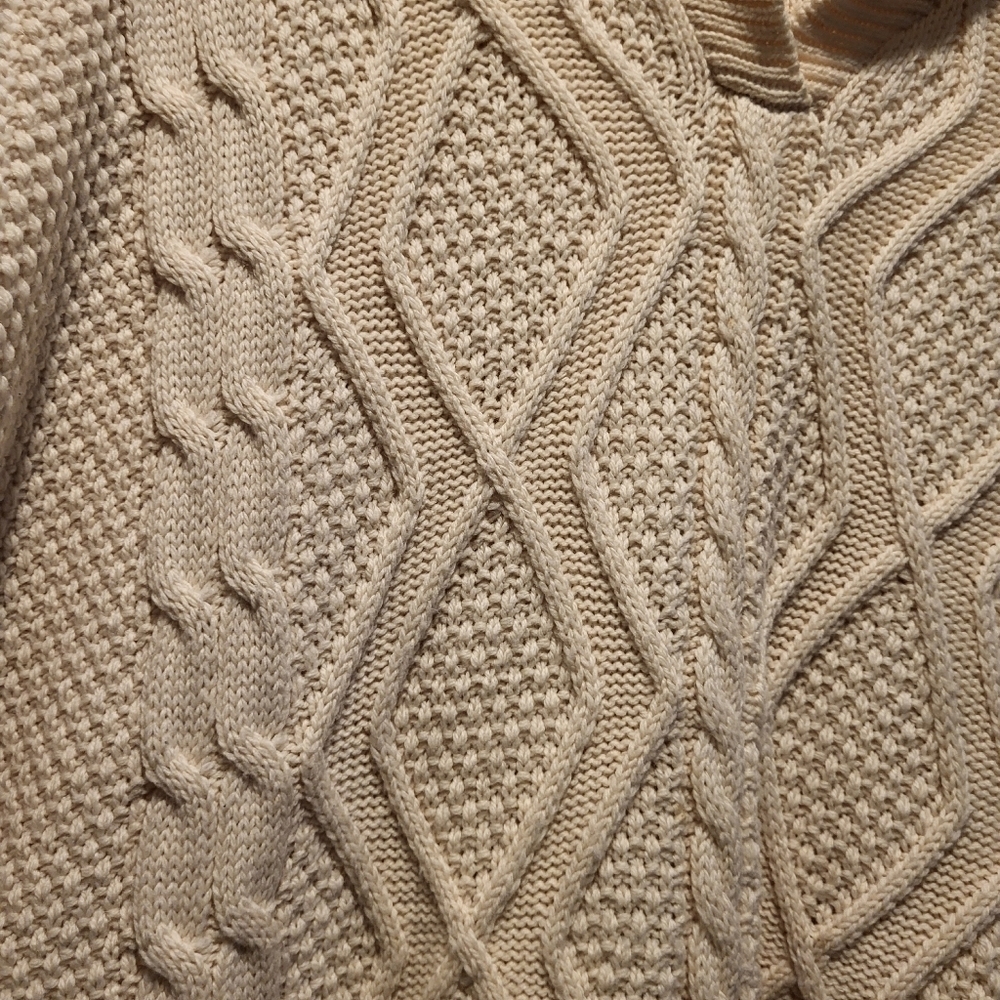 Blarney's Cable Knit Aran Cream Merino Wool Poncho/Cape with buckle details! - Picture 4 of 8
